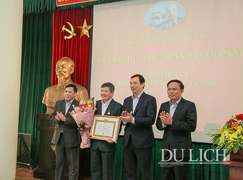 Đồng chí Đỗ Minh Tuấn – Bí thư Chi bộ, Vụ trưởng Vụ Kế hoạch, Tài chính - TCDL đã được trao tặng Huy hiệu 30 năm tuổi Đảng.